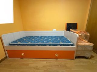 Muebles infantiles de madera naranja