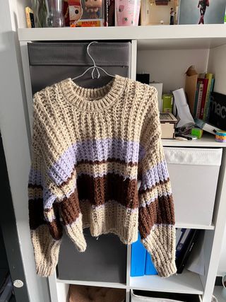 Jersey de rayas beige, morado y marrón. 