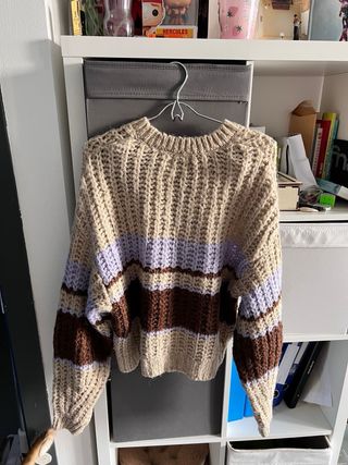 Jersey de rayas beige, morado y marrón. 