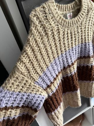 Jersey de rayas beige, morado y marrón. 