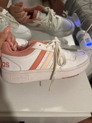 Tenis Adidas Blanco y Salmón Talla 6US