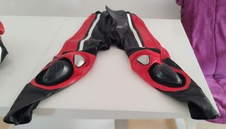 Conjunto moto chaqueta, pantalón y botas