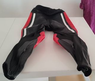 Conjunto moto chaqueta, pantalón y botas