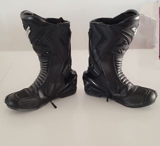 Conjunto moto chaqueta, pantalón y botas