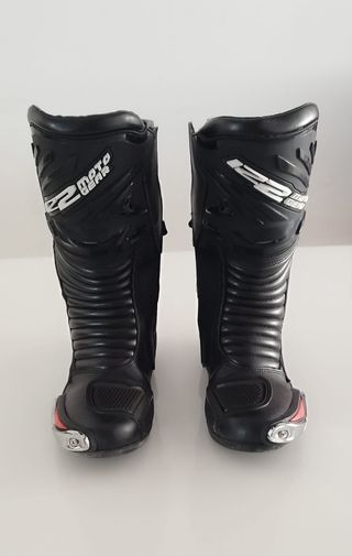 Conjunto moto chaqueta, pantalón y botas