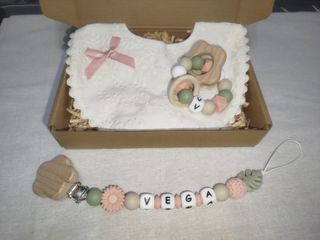 Kit Regalo Bebé: Chupetero, babero y Mordedor