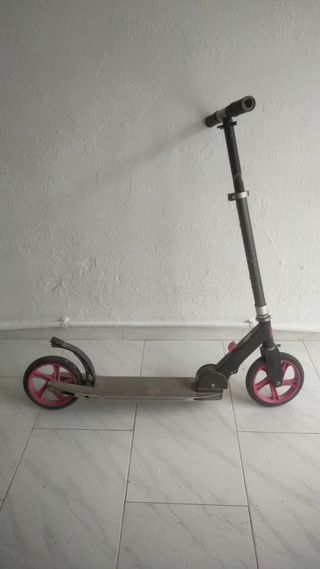 Patinete infantil con ruedas rosas