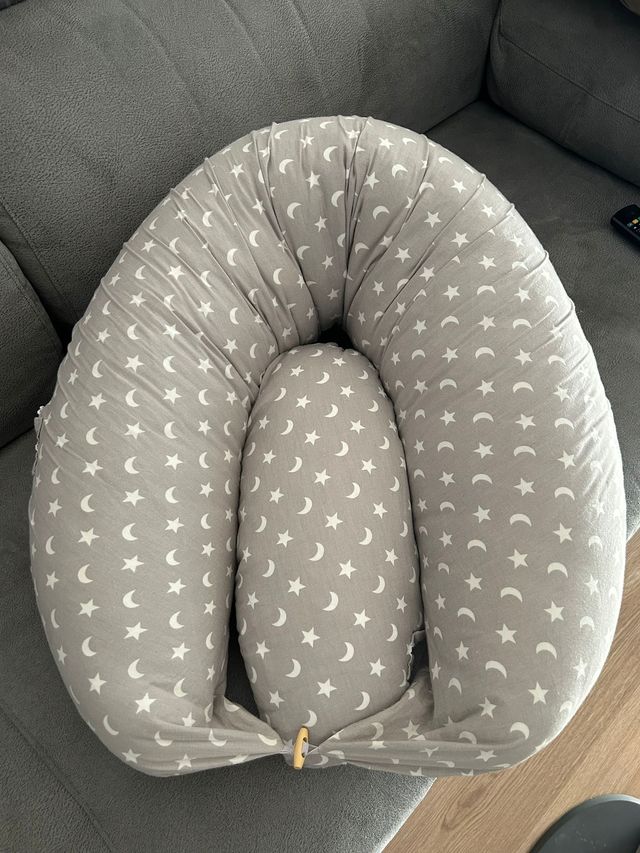 Cojín de lactancia gris estrellas y lunas