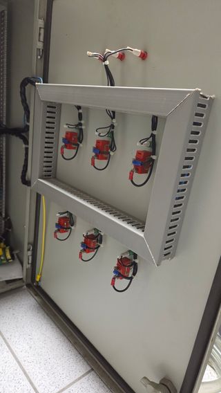 Cuadro eléctrico con material