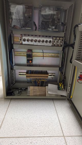 Cuadro eléctrico con material