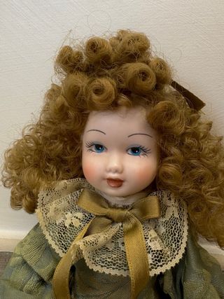 Bambola da collezione in ceramica