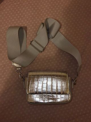 Bolso plateado efecto piel cocodrilo