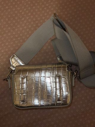 Bolso plateado efecto piel cocodrilo