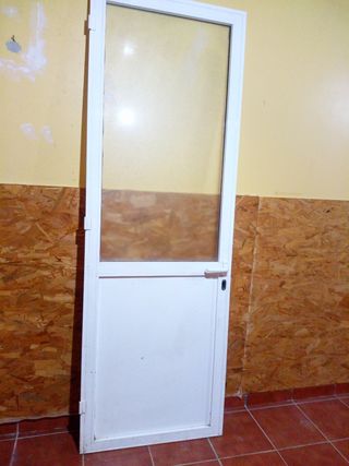 Puerta blanca con cristal.