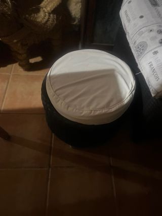 Sillas de ratán negras con cojín estampado