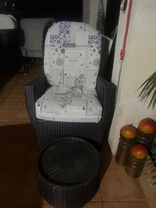 Sillas de ratán negras con cojín estampado