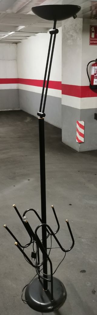 Lámpara de pie negra y dorada