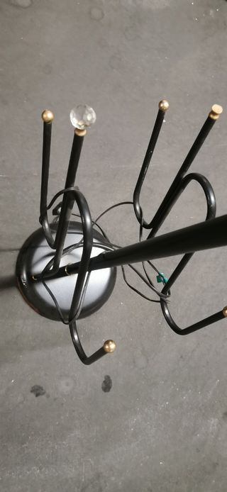 Lámpara de pie negra y dorada