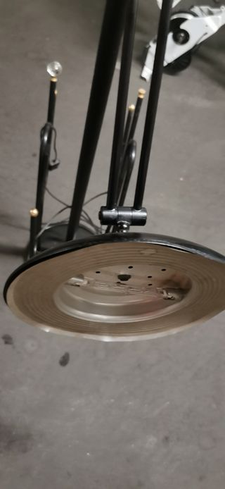 Lámpara de pie negra y dorada