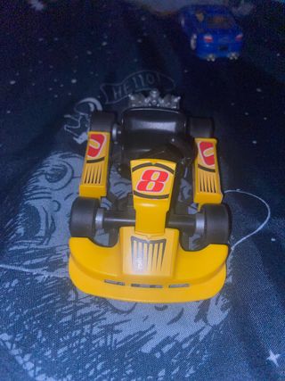 Coche de juguete amarillo