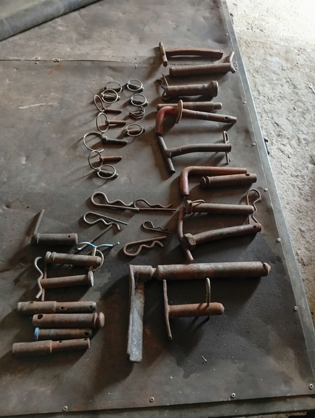 Bulones y chavetas de metal