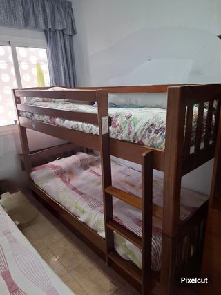 Litera de madera con colchones