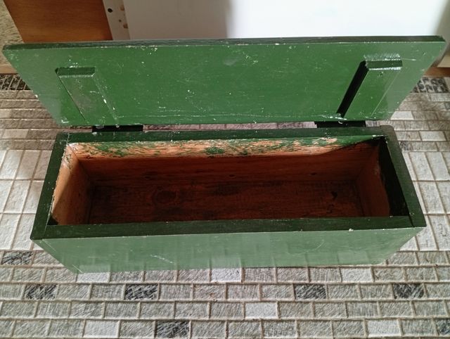 Caja de madera verde