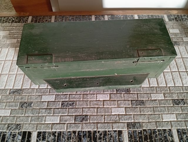 Caja de madera verde