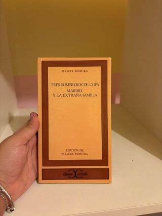 Tres sombreros de copa Maribel y la extraña fam...