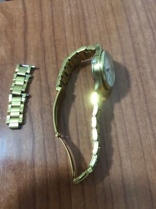 Reloj G&B Dorado que marca el día del mes. Nuevo!!