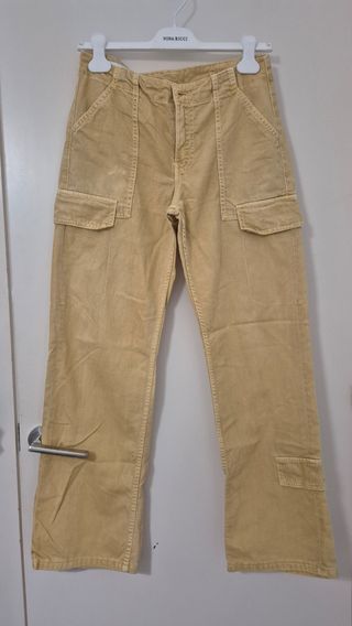 Pantalón cargo beige de mujer