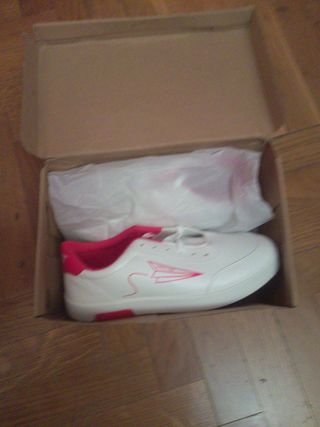 Zapatillas deportivas blancas y rojas