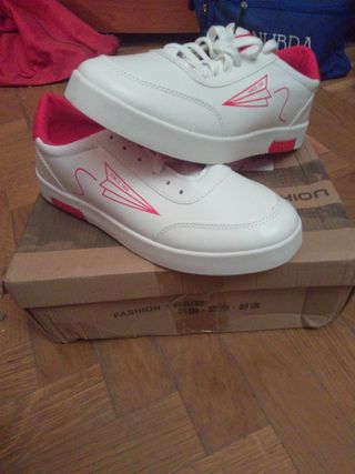 Zapatillas deportivas blancas y rojas
