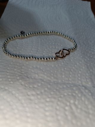 Pulsera elástica con corazones unidos