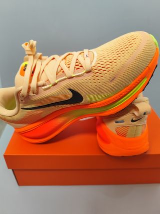 Zapatillas Vomero 18 Nike Running Naranja y Amaril