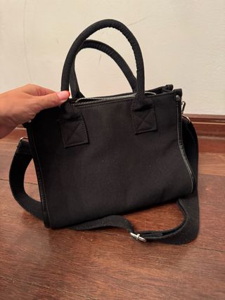 Bolso negro con asa y correa