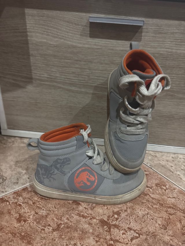 Zapatillas dinosaurio niño talla 33