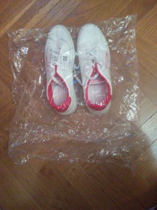 Zapatillas deportivas blancas y rojas