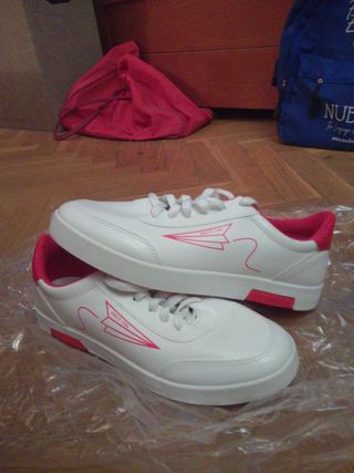 Zapatillas deportivas blancas y rojas