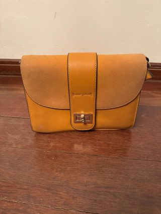 Bolso de mano amarillo