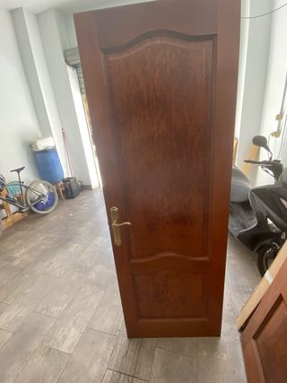 Puerta de madera casi nueva