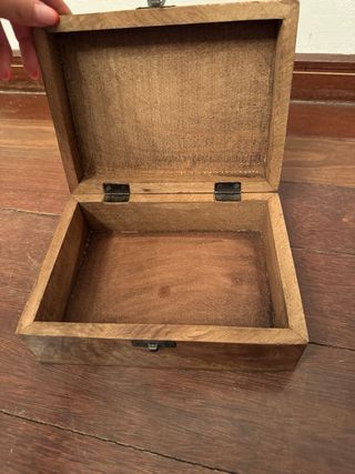 Caja de madera tallada
