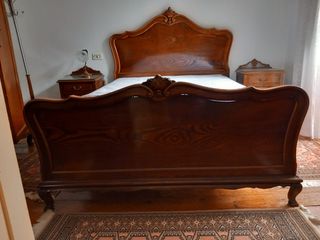 Cama de madera estilo clásico