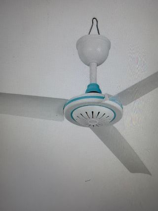 Mini ventilatore da soffitto bianco e blu