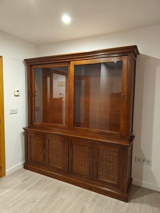 Aparador de madera maciza con puertas de cristal