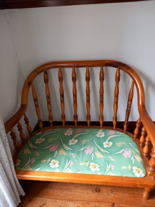 Sillón de madera con cojín floral