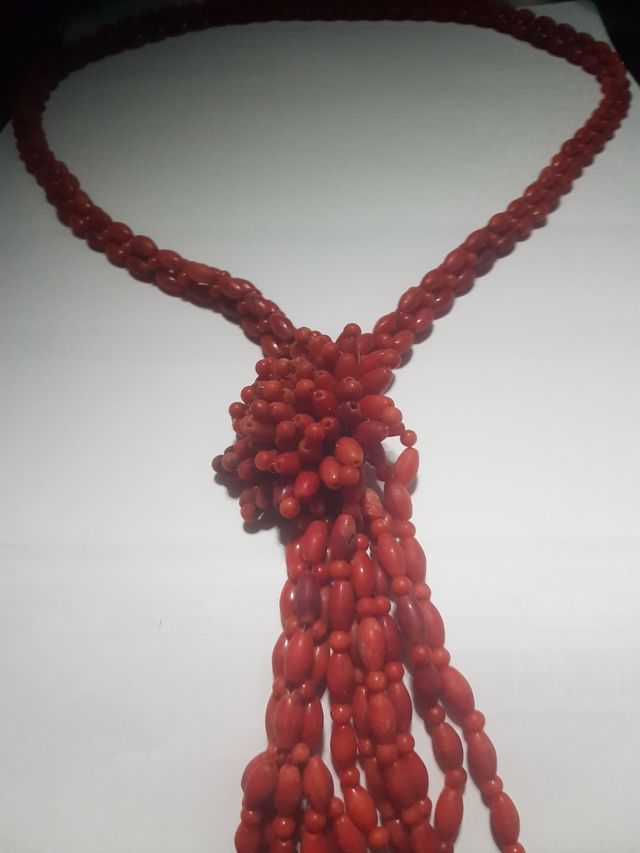 Collar de coral rojo