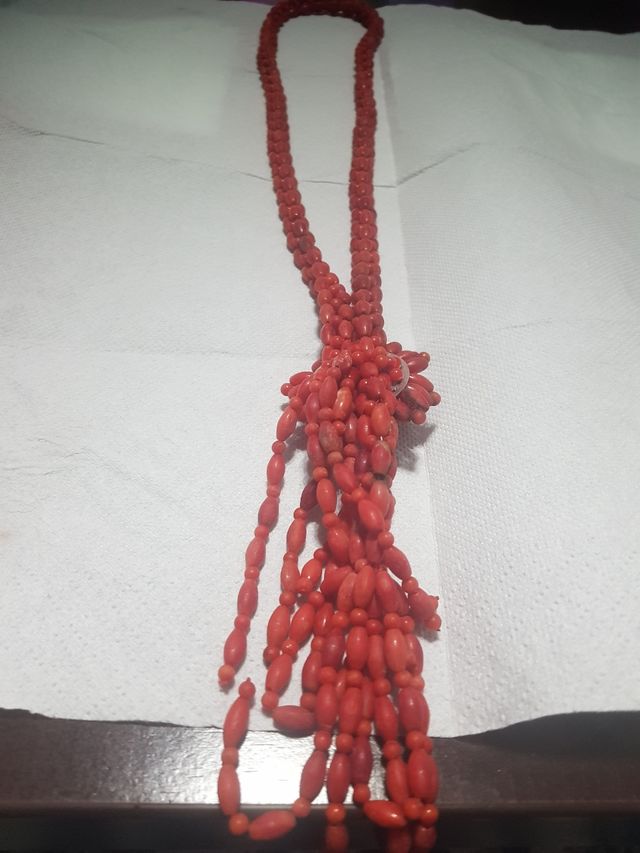 Collar de coral rojo