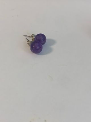 Pendientes morados con detalles plateados
