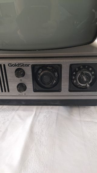 Televisor antiguo blanco y negro